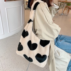 2022 nuevo Otoño Invierno <span class=keywords><strong>niñas</strong></span> amor corazón felpa bolso de mano Lindo bolso de hombro con cierre de cremallera y dos asas/correas - Product Image 4