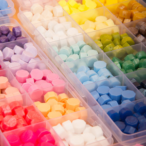 Granulés de cire à cacheter, ensemble de 10 couleurs en boîte, pour l'artisanat et la fabrication de cadeaux - Product Image 1