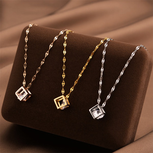 Collar de Acero de Titanio con Colgante Geométrico de <span class=keywords><strong>Cubo</strong></span> de <span class=keywords><strong>Rubik</strong></span> Dorado, Simple y Calado, con Textura Moderna de Marca, para Mujer - Product Image 2
