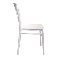Chaise classique en plastique à dossier croisé empilable pour la location de luxe lors de réceptions et les banquets professionnels en hôtellerie