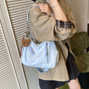 Bolso <span class=keywords><strong>bandolera</strong></span> de <span class=keywords><strong>mujer</strong></span> de otoño al por mayor bolso de nailon informal y versátil bolso de hombro de viaje ligero de color sólido a la moda - Product Image 5