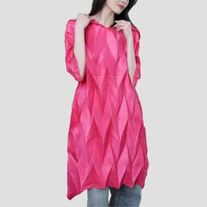 Gabardina Plisada Color Rojo Rosa para Mujer, Textura de Rombo, Holgada, Larga, Ecológica, Transpirable, Ropa de Verano, Venta al Por Mayor - Product Image 3