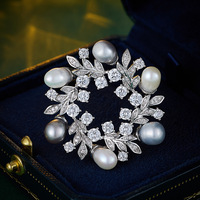 Broche populaire en laiton, broche fleur dorée, broche en cristal pour femme, vente en gros de Chine en vrac