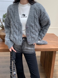 Áo len nữ cổ chữ V ngắn phong cách lười biếng giản dị mùa thu mùa đông dày đan len cardigan nút chiên bột Xoắn - Product Image 4