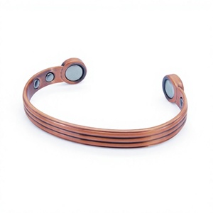 Brazalete Abierto de Cobre Puro con Triple Ranura Intrincada de Estilo Vintage, Joyería Metálica de Moda con Diseño Exquisito - Product Image 1