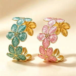 Bracelet manchette fleuri en acier inoxydable émaillé, bracelet manchette ouvert couleur or, bijoux floraux colorés pour femme - Product Image 1