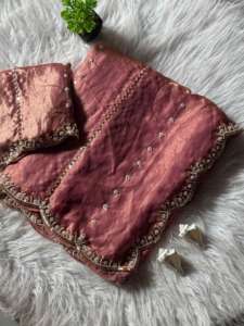 ผ้าส่าหรีผ้าไหมพร้อมลูกปัดเครื่องจักรบริสุทธิ์และงานฝีมือดั้งเดิมสำหรับงานชาติพันธุ์ทั้งหมดของดีไซน์เนอร์ - Product Image 3