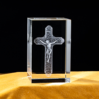Cube de cristal K9 personnalisé en gros avec gravure laser 3D sous le surface de la Vierge Marie et Jésus-Christ pour souvenir d'église