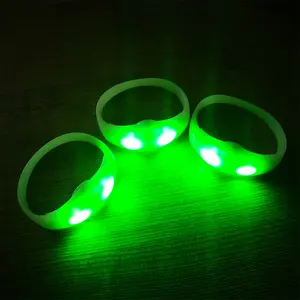 2023 décoration de fête de mariage LOGO personnalisé contrôlé à distance lumière LED bracelet en silicone