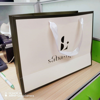 Custom Logo 230 Gramos Paperboard Paper Bags Coated Paper for Craft and Candle Black Gift Clothes Bolsas Papel for Shopping