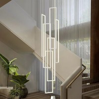 Lustre d'escalier moderne et minimaliste à LED avec télécommande, finition noire, design d'inspiration nordique pour maisons duplex et villas