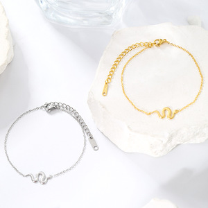 Mode <span class=keywords><strong>Serpent</strong></span> <span class=keywords><strong>Bracelet</strong></span> Minimaliste Mignon Animal 18k Or Chaîne En Acier Inoxydable <span class=keywords><strong>Serpent</strong></span> <span class=keywords><strong>Bracelet</strong></span> pour Femmes - Product Image 4