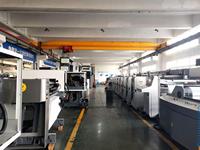 Unité flexographique à large bande avec dérouleur continu pour impression automatique de cartons, cartes cadeaux et papier pré-imprimé