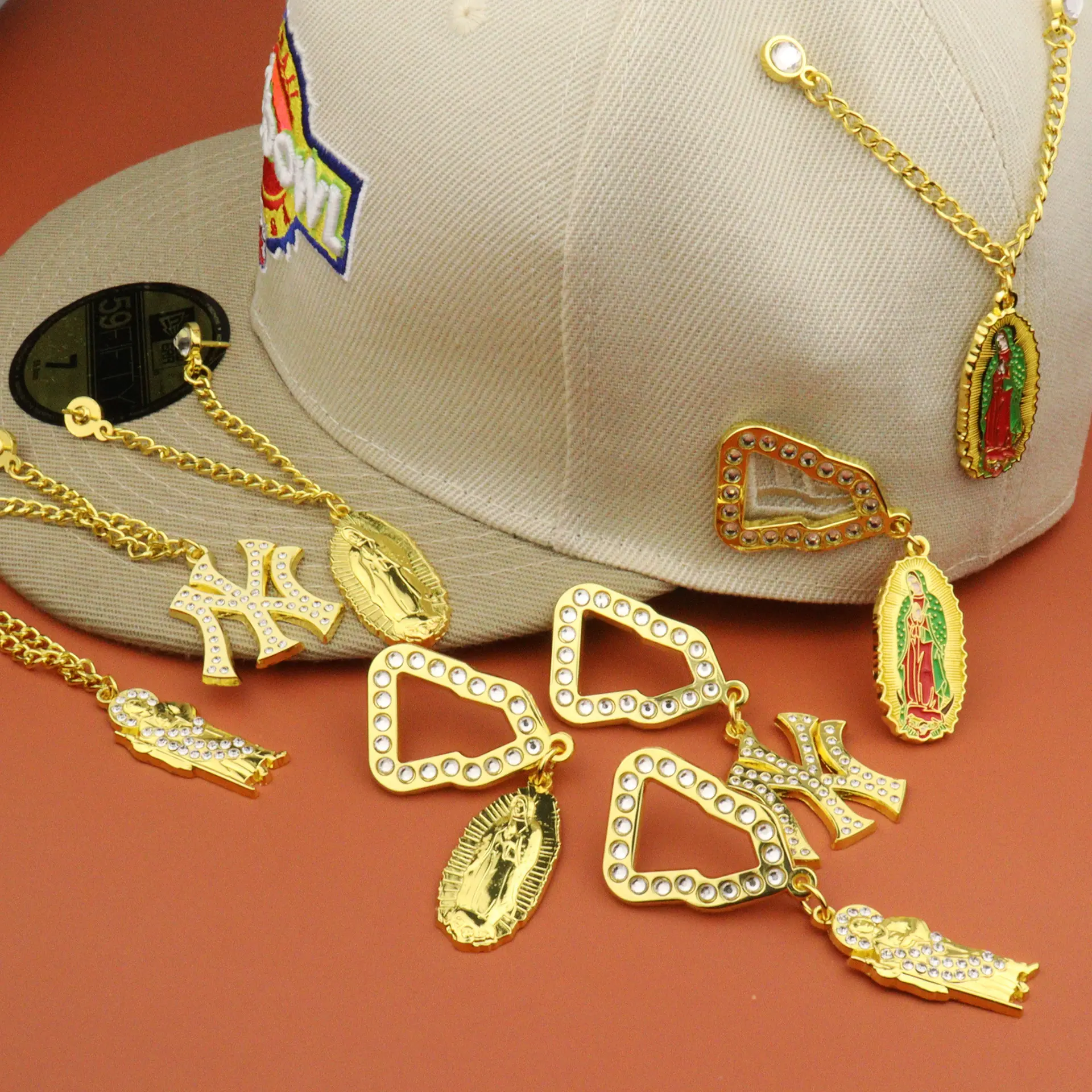 Pinos de metal esmaltados para bordas com moldura de pingente de diamante e chapéus, pinos de metal para decoração legal