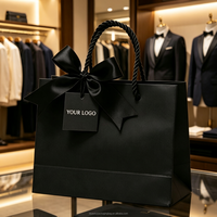 Sacs cadeaux noirs de luxe personnalisables avec ruban et étiquette, en matériaux recyclés, pour la vente au détail haut de gamme de bijoux, vêtements, chaussures et boutiques.