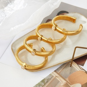 Nouvel ensemble de bracelets géométriques perlés en acier inoxydable plaqué or 18 carats pour femmes, avec diamants - Product Image 1