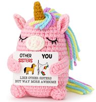 Peluche de loutre au crochet, manches arc-en-ciel, avec carte de message, adorable animal fantastique, ornement, cadeau, décoration de bureau