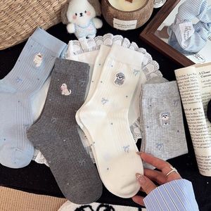 ถุงเท้ายาวครึ่งน่องสำหรับผู้หญิงพร้อมลายปักสุนัขอนิเมะและโบว์ ให้ความอบอุ่น ใยโพลีเอสเตอร์ต้านเชื้อแบคทีเรีย ใส่ได้ในฤดูใบไม้ร่วงและฤดูหนาว - Product Image 1