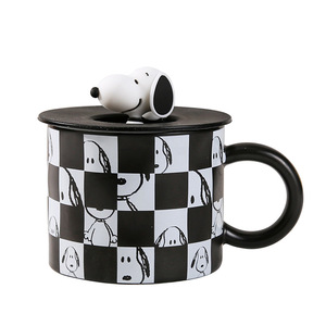 Taza de Cerámica con Diseño de Tablero de Ajedrez Blanco y Negro de Snoopy, con Tapa con Figura de Snoopy, Taza de Café para Parejas con Tapas de Muñecas, <span class=keywords><strong>Caja</strong></span> de Regalo - Product Image 3