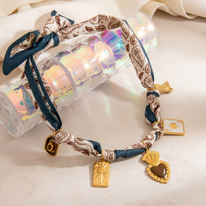 Collar de pañuelo de seda estilo europeo-americano con colgante de corazón y diseño de cartas de póker, sombrero de vaquero retro, accesorio para el cuello de otoño-invierno - Product Image 4