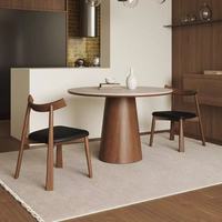 Ensemble de table à manger ronde en bois massif de style nordique avec plateau en pierre frittée effet marbre et chaises confortables en cuir pour appartement
