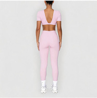 Ensemble de yoga 4 pièces ultra-extensible avec soutien-gorge dos nu, haut à manches courtes col en V, leggings sculptants respirants et leggings évasés
