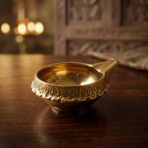 Lampe à huile traditionnelle indienne Kuber Diya en laiton poli, artisanat Nirmala, avec bordure embossée, pour la maison ou le bureau - Product Image 1