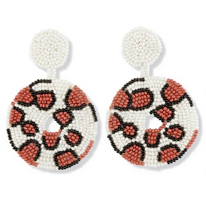 Pendientes Colgantes de Diseño Intrincado Hechos a Mano con Cuentas, Estilo Boho Chic Vibrante y Único, con Diseño de Flor Plateada, Ideales para Fiestas - Product Image 2