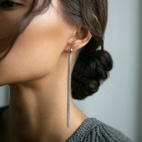 Boucles d'oreilles pendantes géométriques minimalistes en argent sterling 925 plaqué rhodium avec zircon et long pompon pour femme – Idée cadeau