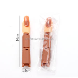 Une plaque d'ongle amovible doigt (doigt du milieu) outil de pratique de l'art des ongles pour les novices en nail art - Product Image 2