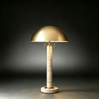 Lampe de table moderne de luxe en travertin avec abat-jour en laiton et pied en pierre, chaîne de tirage, style minimaliste pour projets hôteliers, chambres et villas