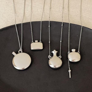 Collier en acier inoxydable poli, style classique, en forme de pot à eau, de pot à vin, de bouteille d'eau, de vase ou de pendentif, idéal pour un anniversaire - Product Image 2
