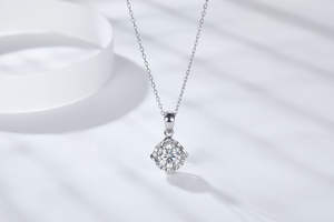 Collier Exquis pour Femme avec Pendentif Éolienne Tendance, Moissanite 1 carat incrustée, en Argent Sterling Premium Plaqué Or Rose et Rhodium - Product Image 3