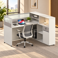 Poste de travail de bureau moderne avec cloison en verre pour l'intimité, étagères de rangement supérieures en bois, gestion des câbles et prise de courant intégrées