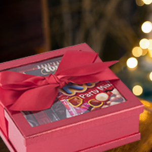 Elegante Caja de Regalo Rígida Roja con Ventana Transparente y Lazo de Satén para Empaque de Regalos Festivos de Primera Calidad - Product Image 6