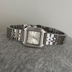 Montre-bracelet à quartz carrée vintage pour femme, bracelet doré, cadran à chiffres romains, minimaliste, élégante, pour le quotidien, les affaires, les robes, montre pour femme - Product Image 4