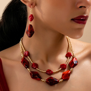 Set di Gioielli da Donna Placcati Oro 2 Pezzi, Collana Multistrato con Perline in Resina e Orecchini Pendenti, Stile Vintage con Effetto Marmo Rosso a Spirale, per Feste - Product Image 1
