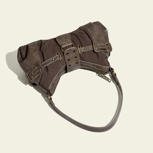 Đây là một chiếc túi nách retro và tuổi với phong cách lãng phí của Mỹ. Nó là một uette đinh tán đơn Vai Mới cho Chiến Thắng Mùa Thu - Product Image 3