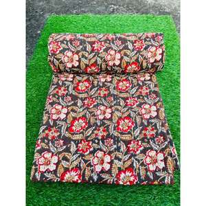 Edredón artístico de algodón Kantha diseñado con imágenes impresas a mano y capas de algodón transpirable para una versatilidad en la ropa de cama durante todo el año. - Product Image 1