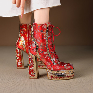 Nouvelles bottes courtes pour femmes, mode européenne et américaine, imperméables, plateforme, bout rond, talons hauts, lacets, rivets, perles, bottes Martin - Product Image 2