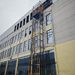 Elevador de Carga Industrial Montado en Pared para Exteriores, Elevador Hidráulico Eléctrico de 9 m de Altura para Uso en Construcción - Product Image 1