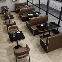 Banquette de restaurant moderne en cuir rembourré avec table et chaises pour cafés, bistros et hôtels