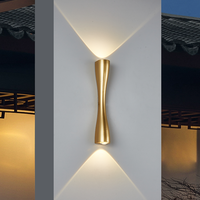 Applique murale LED dorée en aluminium à double tête cylindrique longue pour décoration intérieure, design moderne et créatif, idéale pour hôtel, chevet de lit et fond de chambre