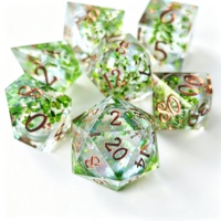LuxeRoll – Ensemble de 7 dés en résine liquide vert gazon, à bords tranchants, pour jeux de rôle (D&D) et jeux de société