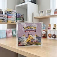 Étui de présentation en acrylique à coins arrondis et design sécurisé, avec fermeture magnétique puissante, idéal pour la protection premium des cartes Pokémon ETB de collection.