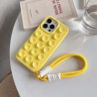 Coques de téléphone en silicone à ventouse motif macaron bulle mignonnes avec sangles pour iPhone 16 Pro 15 14 13 Pro Max – Housse de protection souple