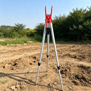 Trípode de madera para topografía con bloqueo de tornillo y liberación rápida, para teodolito y poste de prisma, fabricado en China - Product Image 1