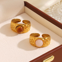Dina 18K Vergoldeter Breiter Ring mit Gehämmerter Textur, Offener Ring mit Rundem Farbstein, Edelstahl Retro Fingerschmuck