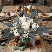 Kleiner Mindestbestellwert Herbst-Kerzenring-Kranz mit weißen Kürbissen, Eukalyptus und Beeren für Thanksgiving Farmhaus-Tischdekoration