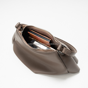 Nouveau Sac à Bandoulière Pliable Nuage Tendance pour Femme en Cuir PU avec Chaîne, Texture Haut de Gamme, Luxe - Product Image 6